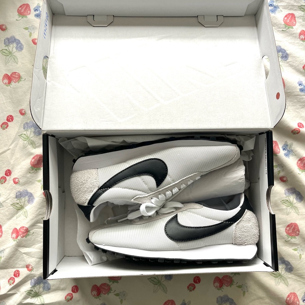 Nike White and Black Sneakers